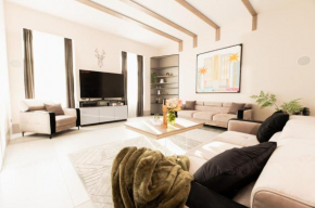 Luxurious Grand Deco Suite on the St Stephen Road